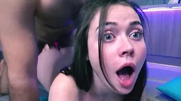 هذه الفتاة الشابة تريد أن يلمسها رجل بالغ في فرجها